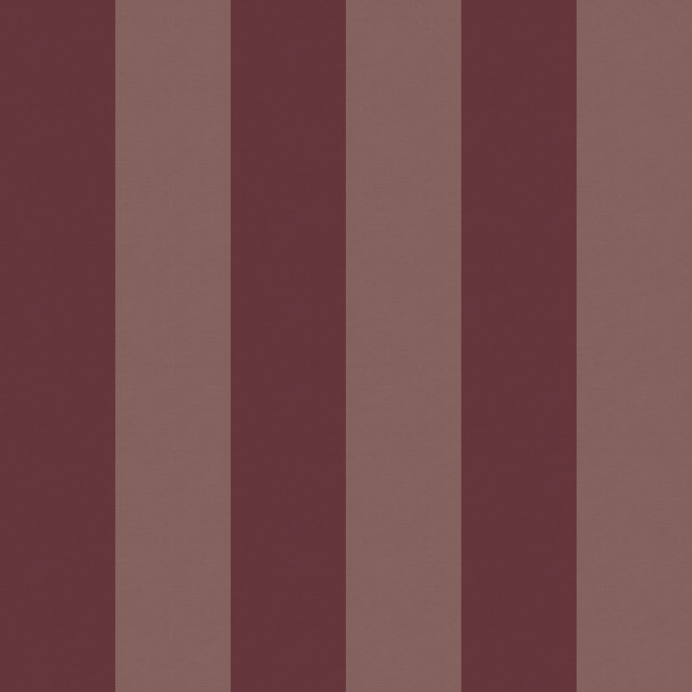 Tapet cu dungi verticale burgundy într-o cameră amenajată.