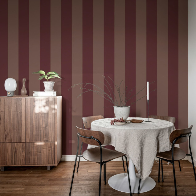 Tapet cu dungi verticale burgundy într-o cameră amenajată.