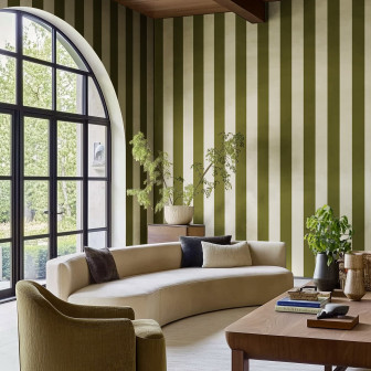 Tapet cu dungi verzi într-un living elegant