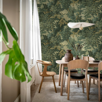 Tapet cu păsări și frunziș verde într-o sală de mese elegantă.