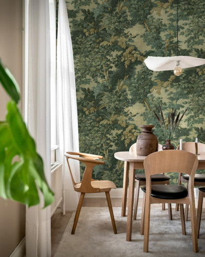 Tapet cu păsări și frunziș verde într-o sală de mese elegantă.