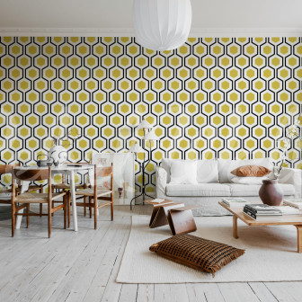 Tapet geometric galben și negru într-un living modern