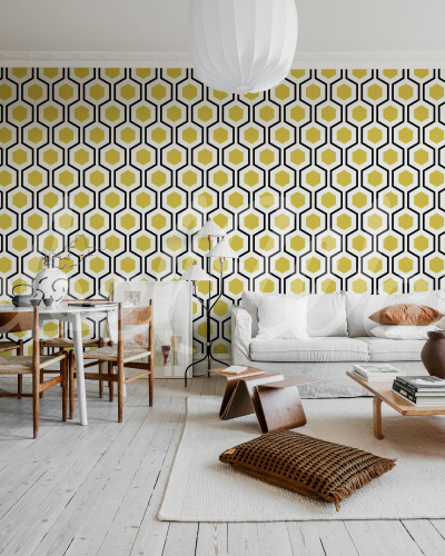 Tapet geometric galben și negru într-un living modern