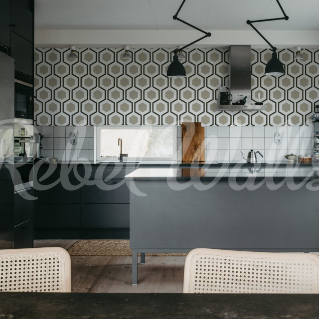 Tapet cu model geometric de hexagoane gri într-un living modern