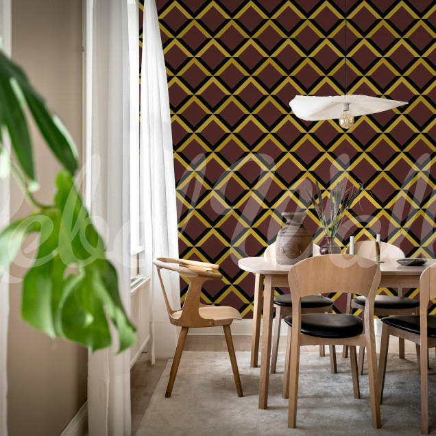 Tapet geometric burgundy și auriu într-un living elegant