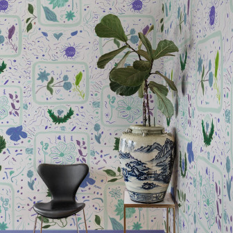 Tapet floral cu motive delicate lila și turcoaz într-o cameră decorată