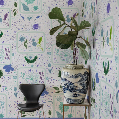 Tapet floral cu motive delicate lila și turcoaz într-o cameră decorată