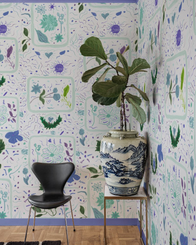 Tapet floral cu motive delicate lila și turcoaz într-o cameră decorată
