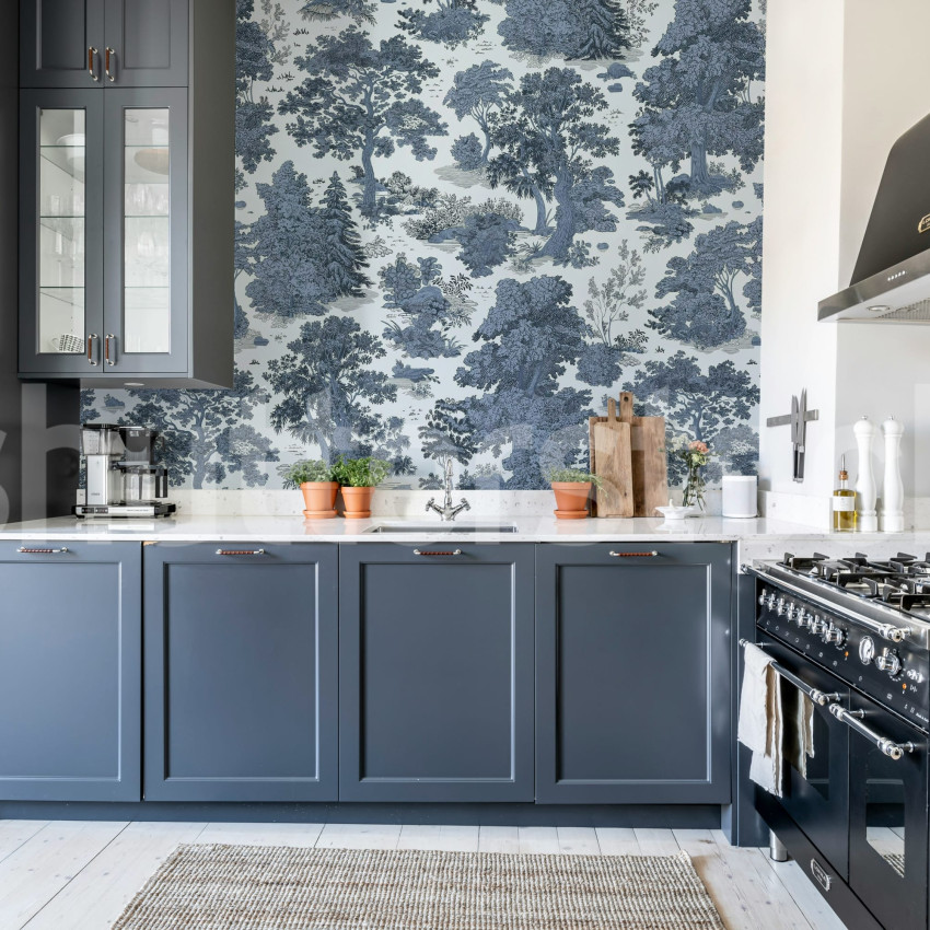 Tapet roșu cu design Toile de Jouy într-un living elegant
