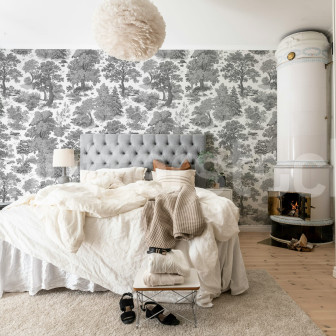 Dormitor decorat cu tapet cu design 