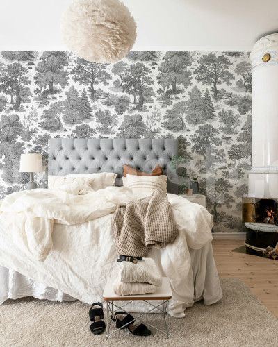 Dormitor decorat cu tapet cu design 