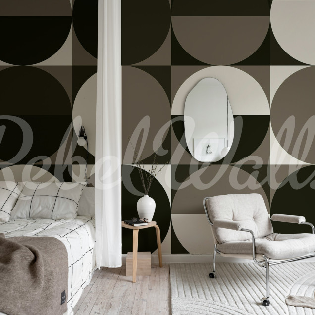 Tapet geometric maro cu model de cercuri într-o sufragerie modernă.