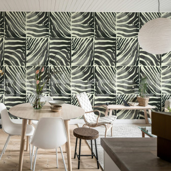 Tapet cu dungi zebra alb-negru într-un living modern