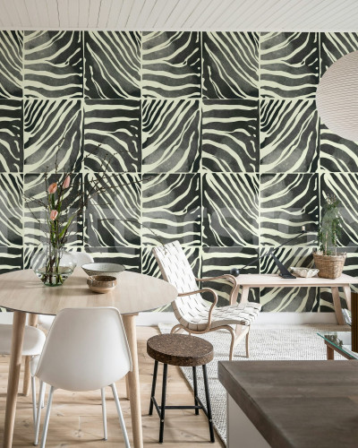 Tapet cu dungi zebra alb-negru într-un living modern