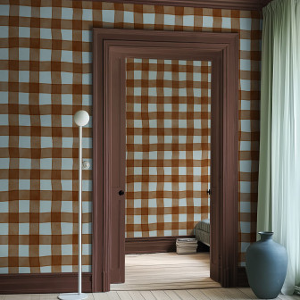 Tapet cu model în carouri maro și alb într-o cameră cu design interior clasic