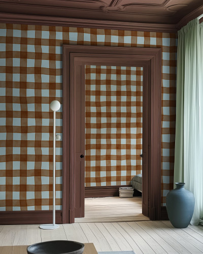 Tapet cu model în carouri maro și alb într-o cameră cu design interior clasic