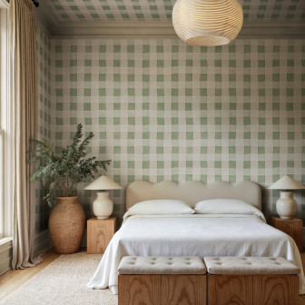 Tapet cu model gingham verde deschis într-un dormitor.