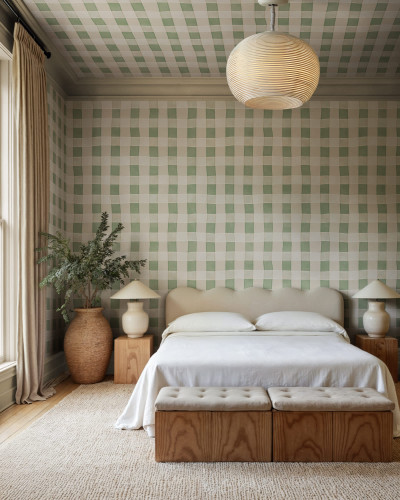 Tapet cu model gingham verde deschis într-un dormitor.