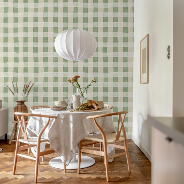 Tapet cu model gingham verde deschis într-un dormitor.
