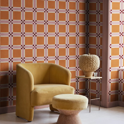 Tapet geometric portocaliu și roz într-o cameră decorată modern