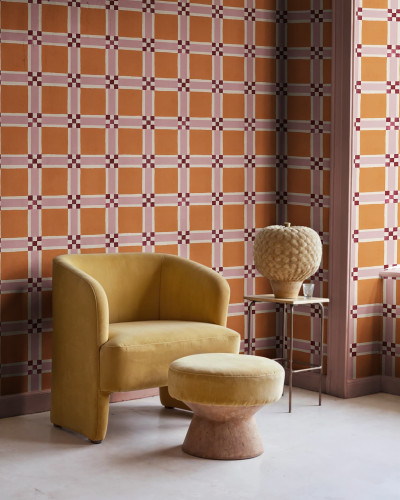 Tapet geometric portocaliu și roz într-o cameră decorată modern