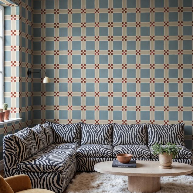 Tapet cu model geometric albastru deschis într-un living modern