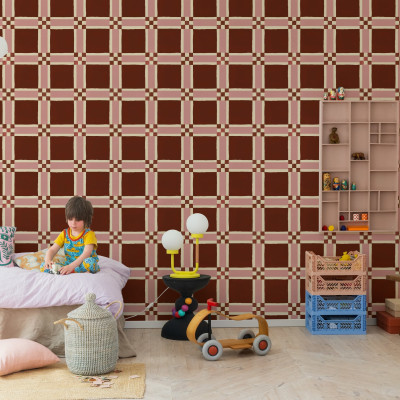 Tapet geometric burgund cu un copil jucându-se în cameră