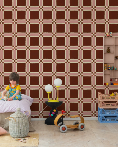 Tapet geometric burgund cu un copil jucându-se în cameră