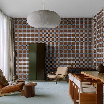 Tapet cu model geometric maro într-un interior elegant