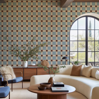 Tapet cu design geometric albastru și maro într-un interior modern