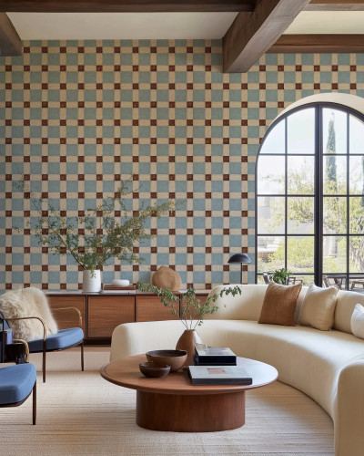 Tapet cu design geometric albastru și maro într-un interior modern