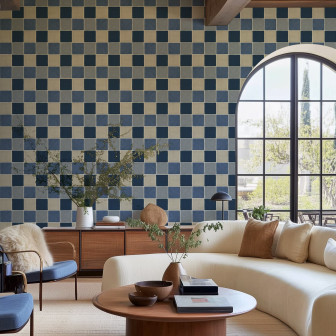 Tapet cu model de plăci ceramice albastre într-un interior modern