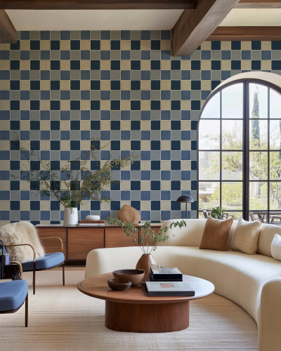 Tapet cu model de plăci ceramice albastre într-un interior modern