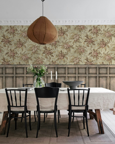 Tapet floral cu panouri rustice într-o sufragerie elegantă