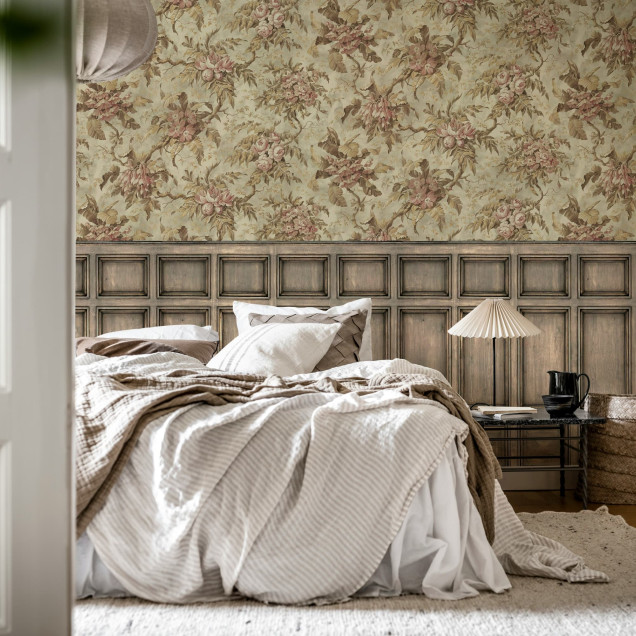 Tapet floral cu panouri rustice într-o sufragerie elegantă