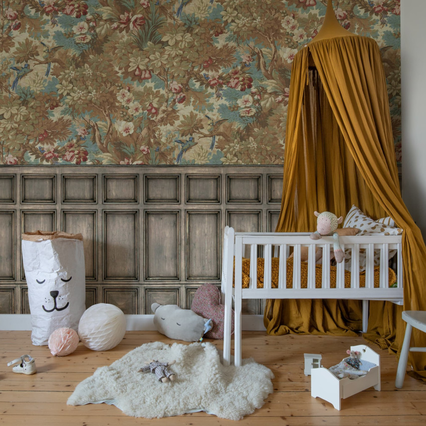 Tapet floral gri cu detalii vintage într-un interior elegant