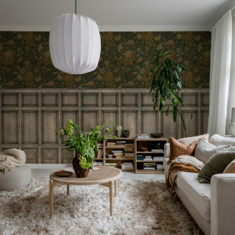 Tapet cu design floral vintage și panouri decorative într-un living elegant