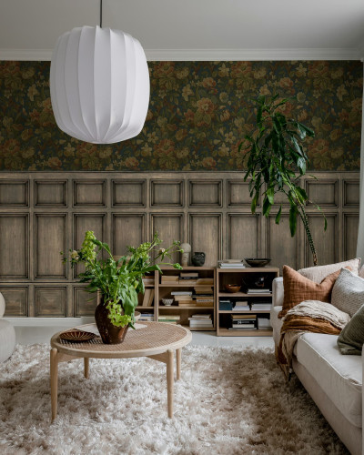 Tapet cu design floral vintage și panouri decorative într-un living elegant