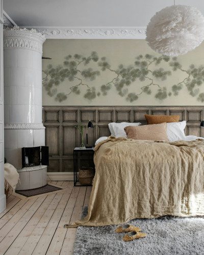 Dormitor cu tapet cu ramuri de pin și panouri decorative