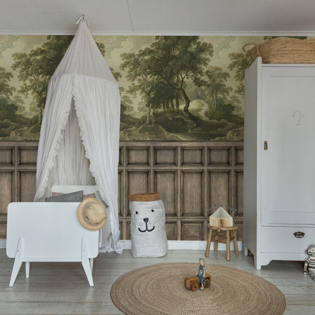 Tapet decorativ cu design de pădure vintage și panouri din lemn într-o sufragerie