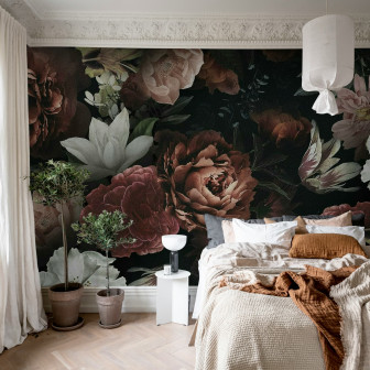 Fototapet floral cu nuanțe întunecate într-un dormitor elegant