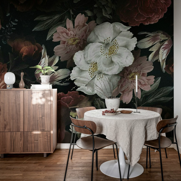 Fototapet floral cu nuanțe întunecate într-un dormitor elegant