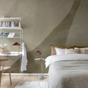 Dormitor decorat cu tapet bej cu forme dinamice