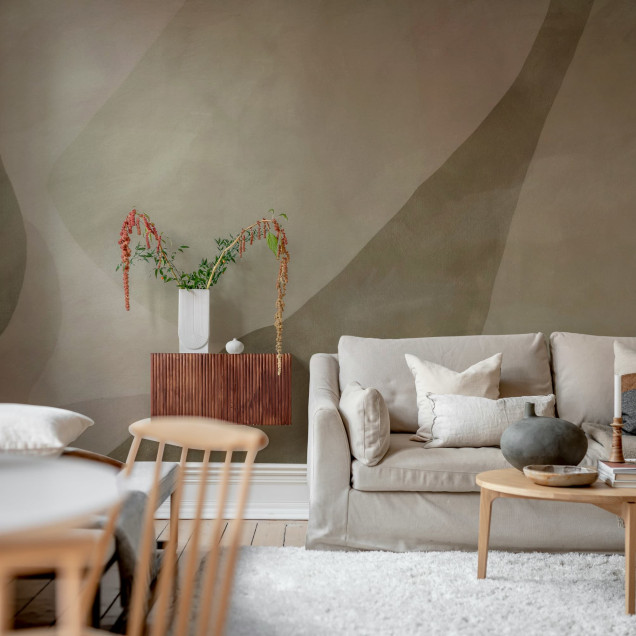 Dormitor decorat cu tapet bej cu forme dinamice