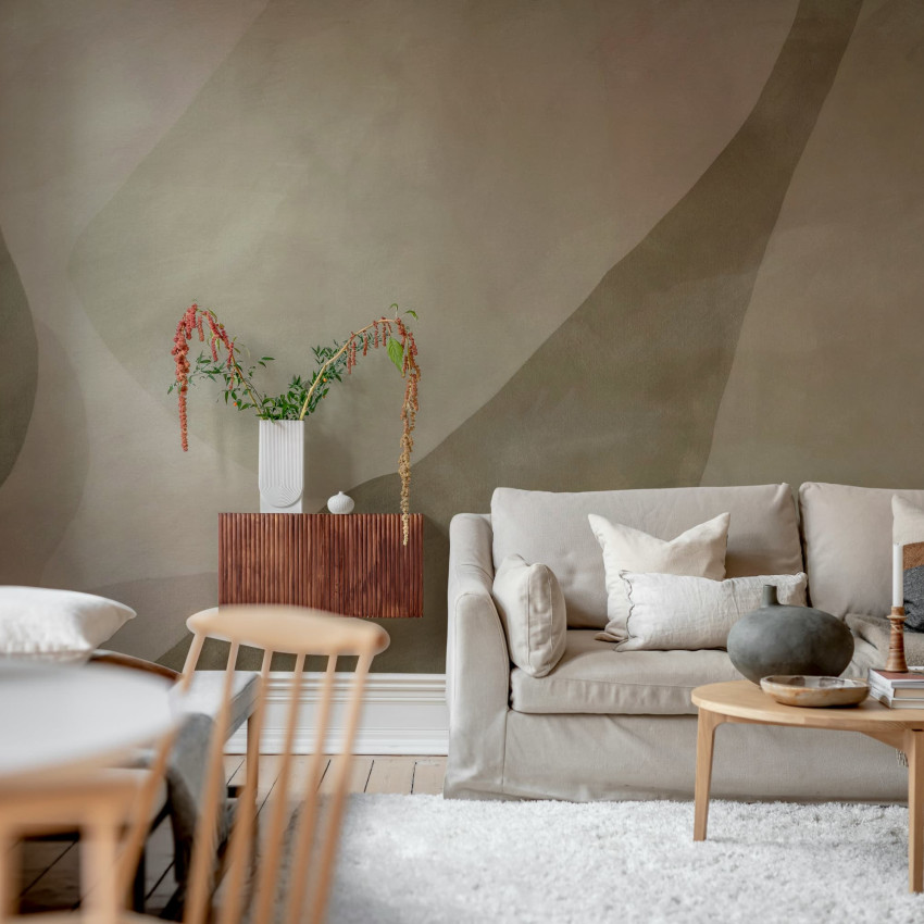 Tapet abstract cu forme în nuanțe de albastru într-un living modern