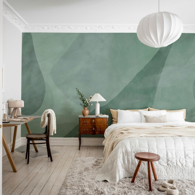 Tapet abstract cu forme în nuanțe de albastru într-un living modern