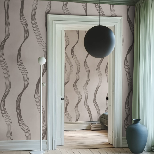 Tapet cu dungi unduitoare gri într-un living modern