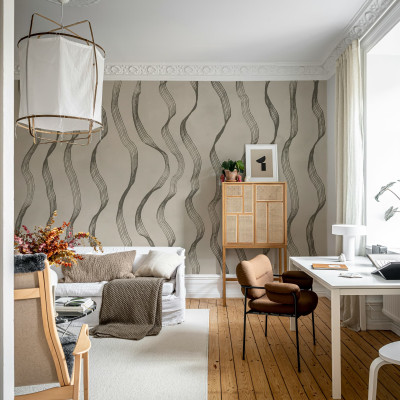 Tapet cu dungi unduitoare gri într-un living modern