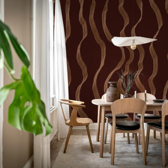 Tapet cu dungi ondulate burgundy într-o sufragerie modernă