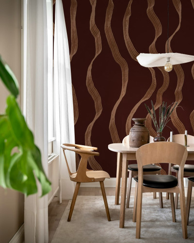 Tapet cu dungi ondulate burgundy într-o sufragerie modernă
